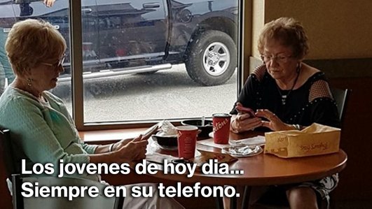 Los jovenes de ahora siempre en su teléfono